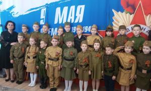 коллективное фото воспитанников на фоне баннера