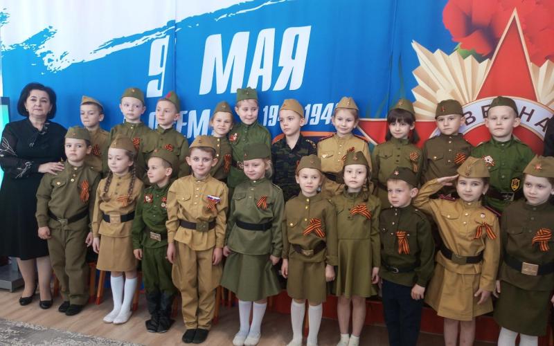коллективное фото воспитанников на фоне баннера